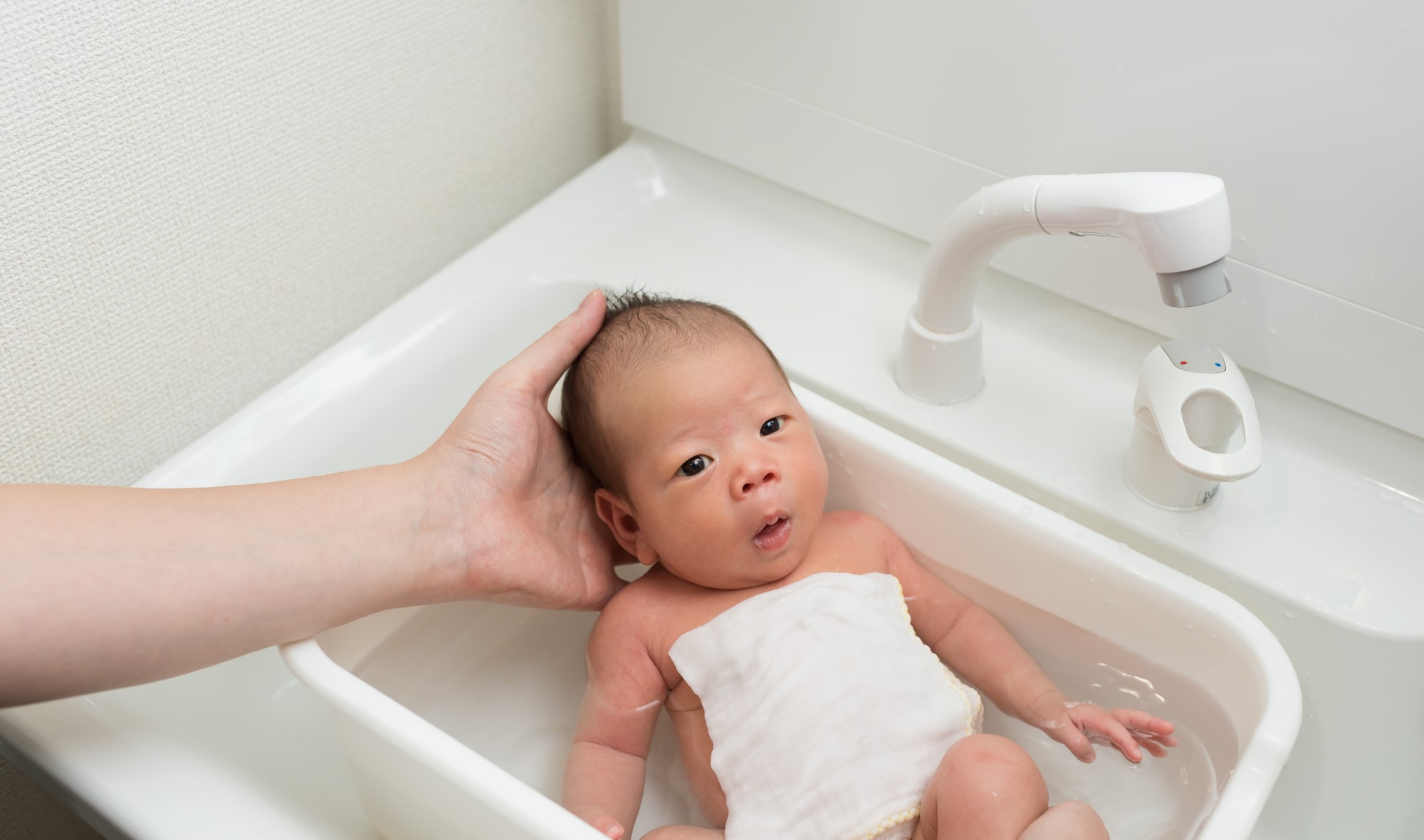 赤ちゃんとお風呂はいつからok 安全のために知っておきたい入浴方法 From バスタイム 美容