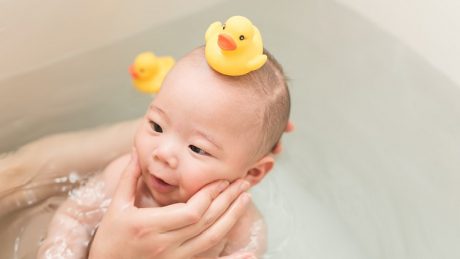 赤ちゃんとお風呂はいつからOK？安全のために知っておきたい入浴方法