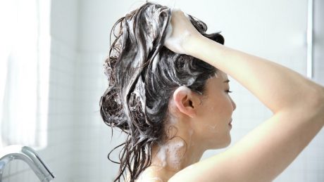抜け毛に悩む女性のおすすめしたいシャンプーの選び方や洗い方