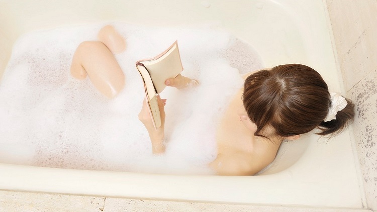 お風呂で読書を楽しむ方法について 便利グッズも紹介します From バスタイム 美容