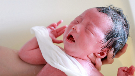 お風呂で赤ちゃんが泣く…どうすれば楽しくお風呂に入れる？