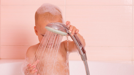 赤ちゃんのお風呂はシャワーでも大丈夫？入れるときのコツや手順は？